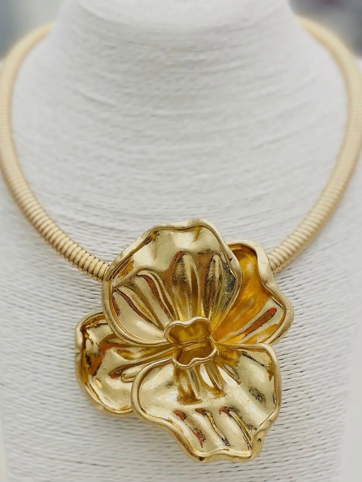 The Golden Vintage Flower Necklace